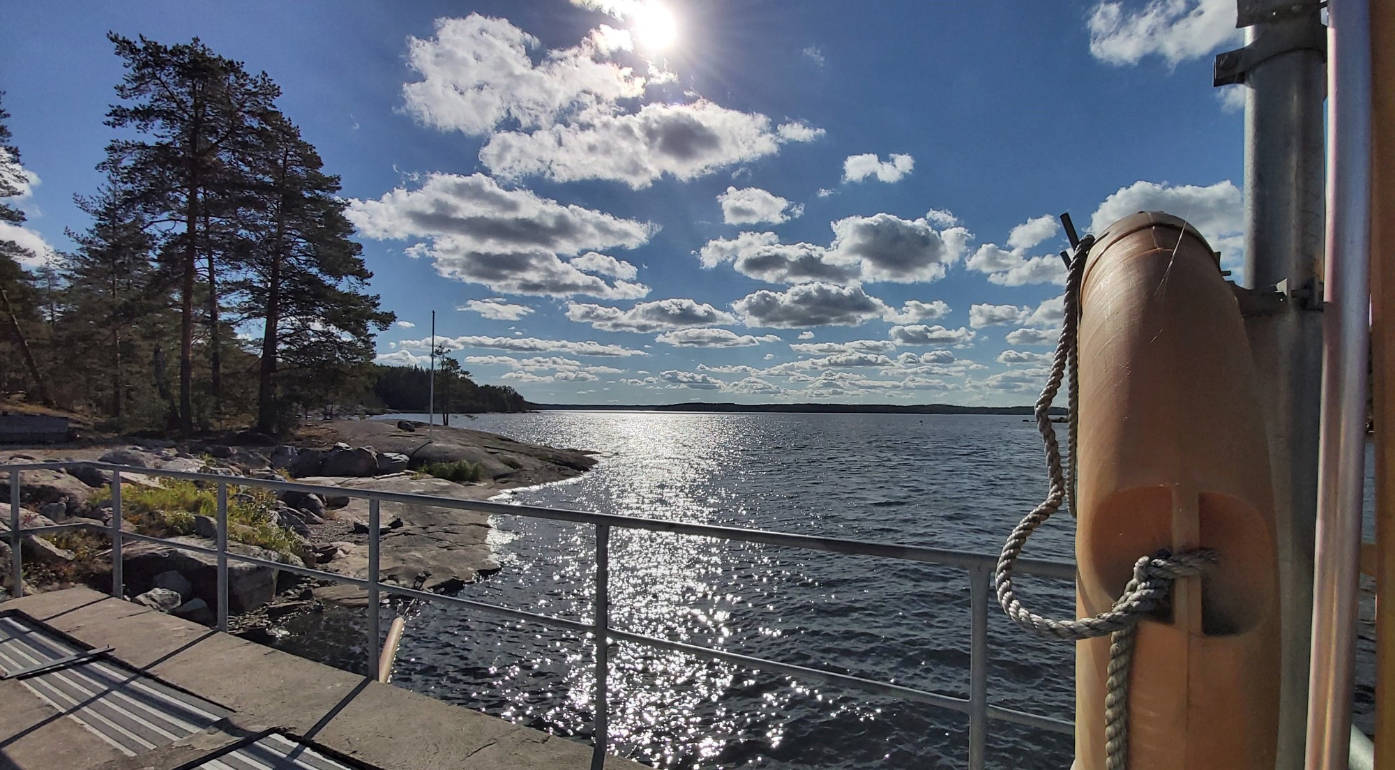 Pien-Saimaan rannalta Kivisalmen pumppaamolta järvimaisemaa.